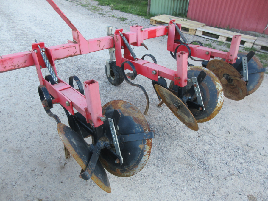 5850 Farmatic disc ridger 4 row