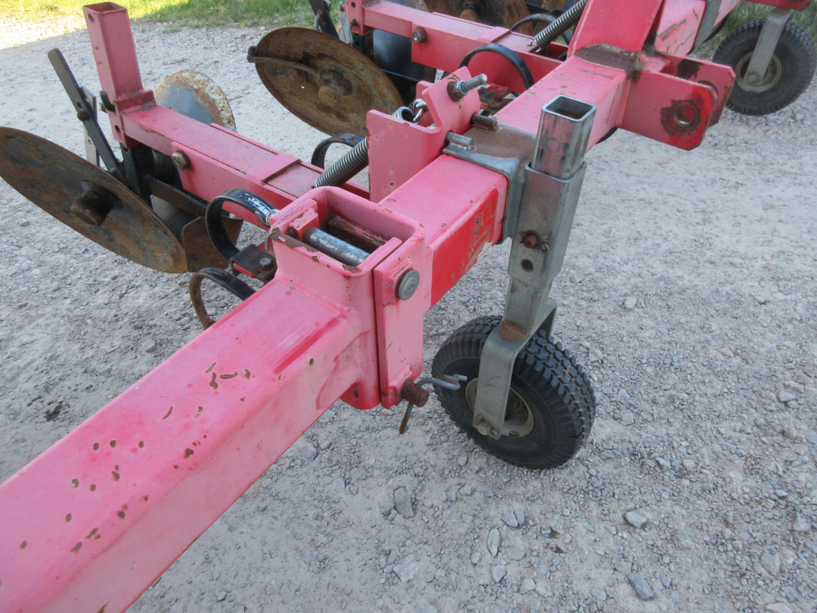 5850 Farmatic disc ridger 4 row