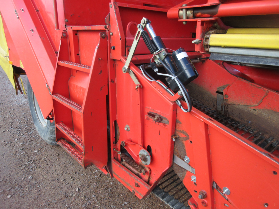 5852 Grimme 75-30 potato harvester