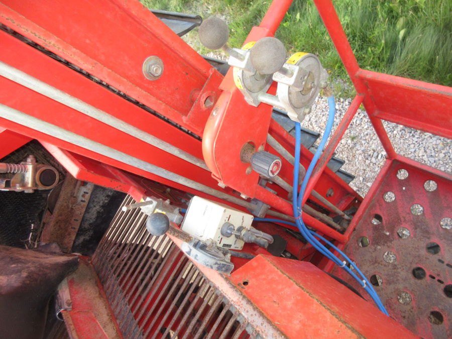 5852 Grimme 75-30 potato harvester