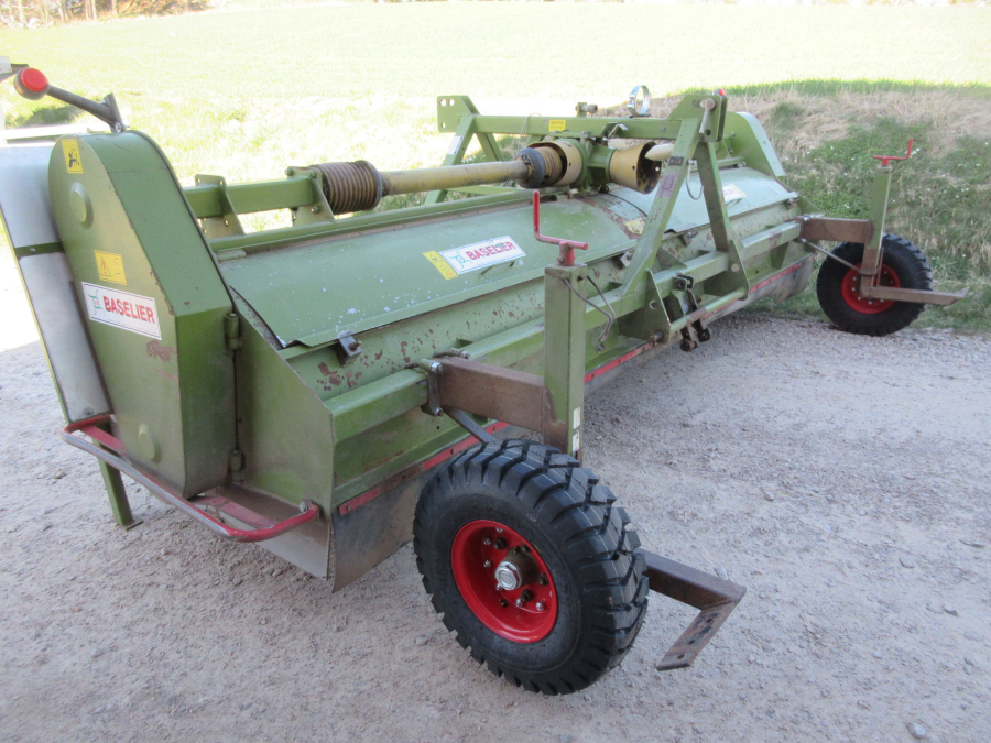 5853 Baselier haulm topper 4 row with low press tires