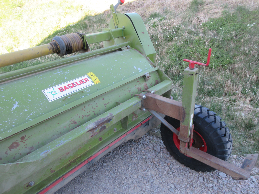 5853 Baselier haulm topper 4 row with low press tires