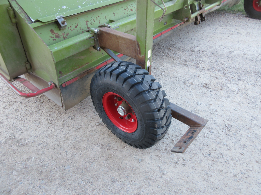 5853 Baselier haulm topper 4 row with low press tires