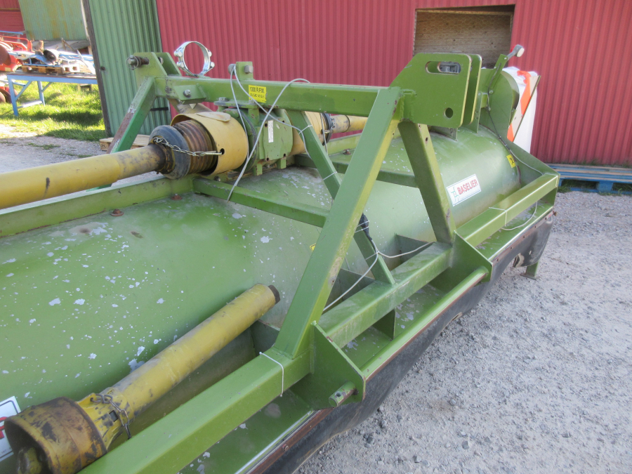 5853 Baselier haulm topper 4 row with low press tires
