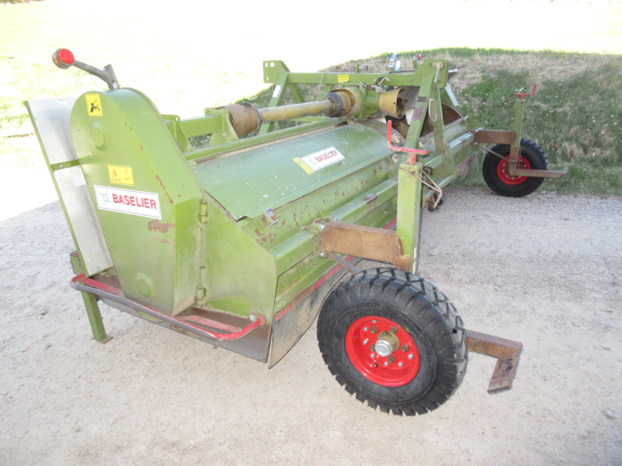 5853 Baselier haulm topper 4 row with low press tires