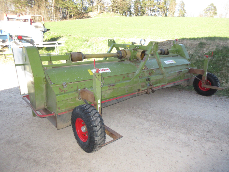 5853 Baselier haulm topper 4 row with low press tires