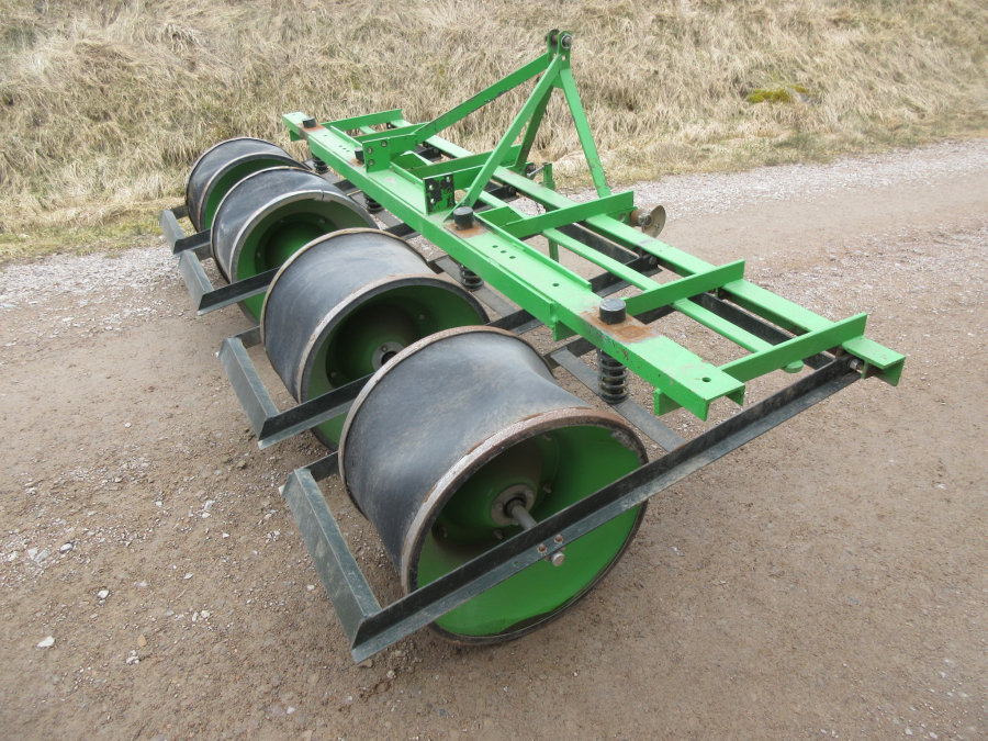 5853 Baselier haulm topper 4 row with low press tires