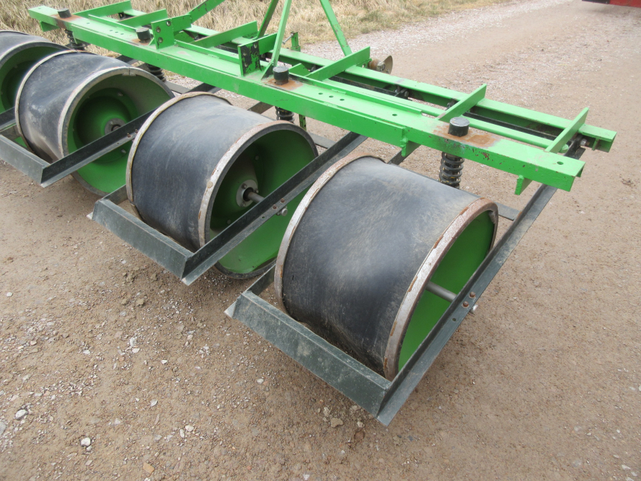 5853 Baselier haulm topper 4 row with low press tires