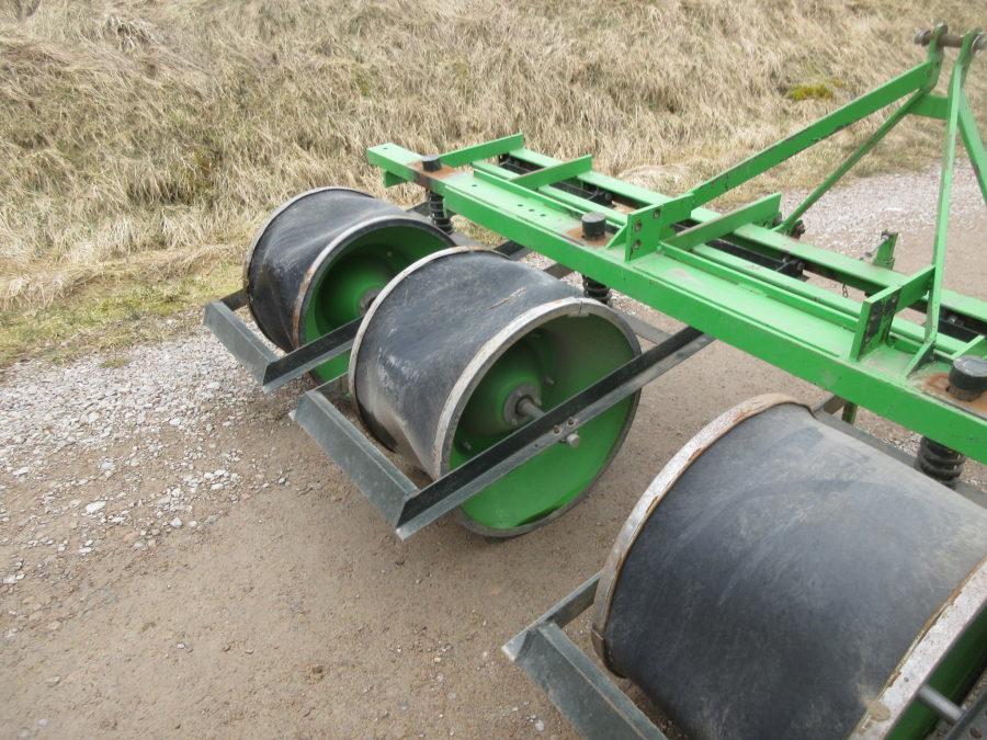 5853 Baselier haulm topper 4 row with low press tires