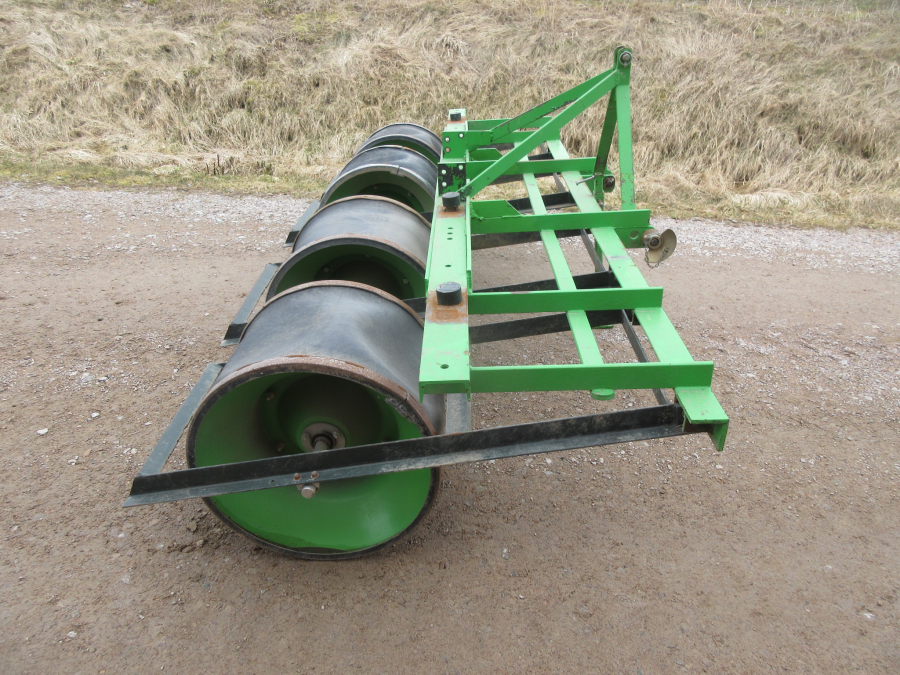 5853 Baselier haulm topper 4 row with low press tires