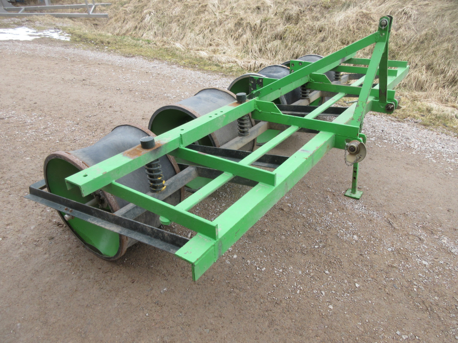 5853 Baselier haulm topper 4 row with low press tires