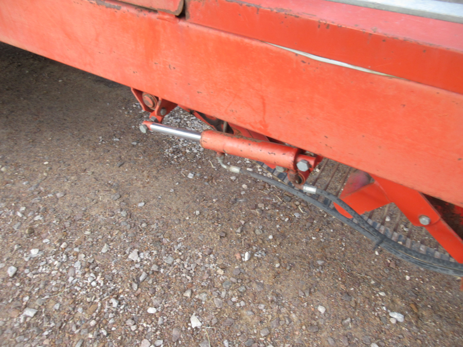5861 Kverneland underhaug UN2200 onion loader