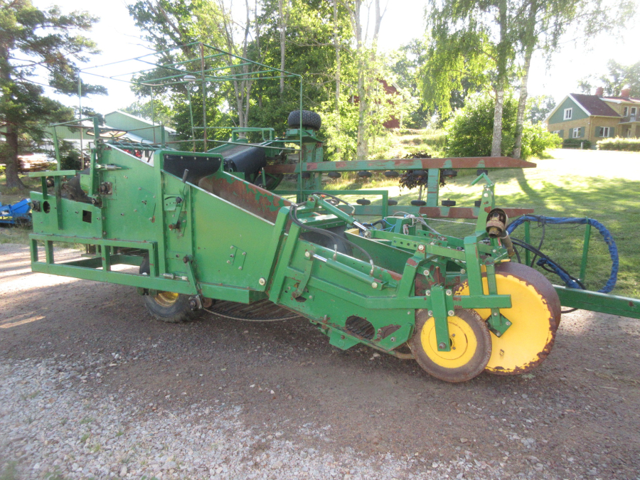 5863 Juko 1 row trailed potato harvester