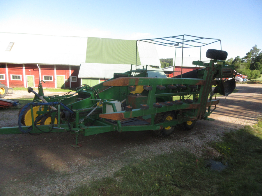 5863 Juko 1 row trailed potato harvester