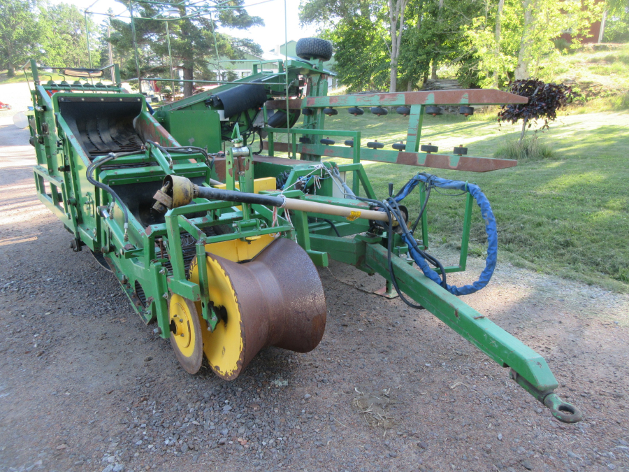 5863 Juko 1 row trailed potato harvester