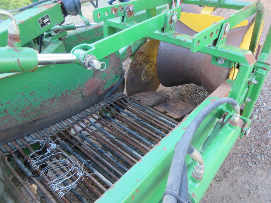5863 Juko 1 row trailed potato harvester