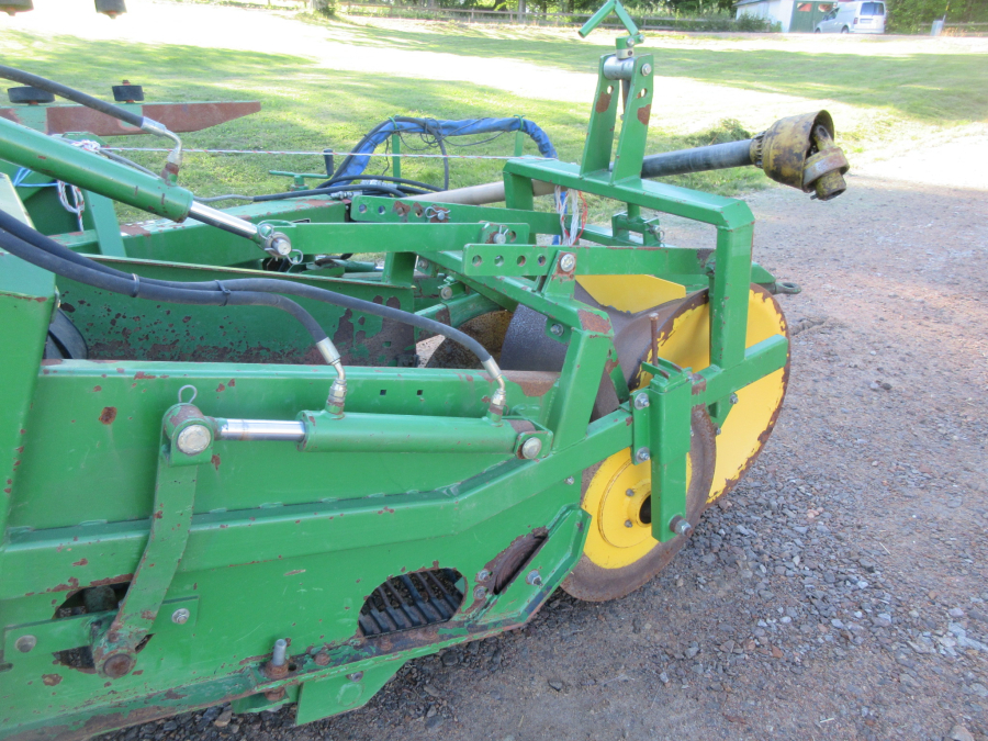 5863 Juko 1 row trailed potato harvester