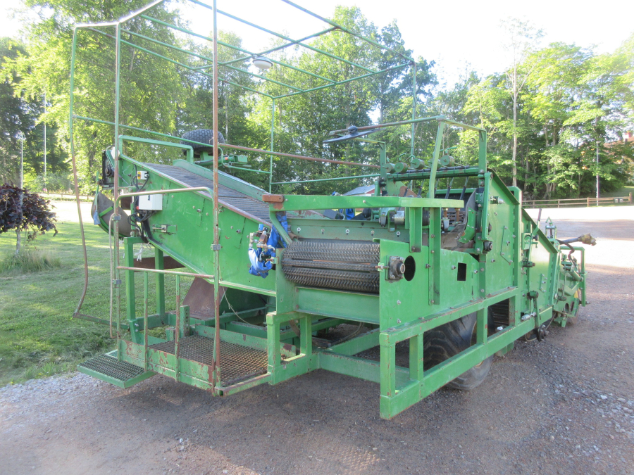 5863 Juko 1 row trailed potato harvester