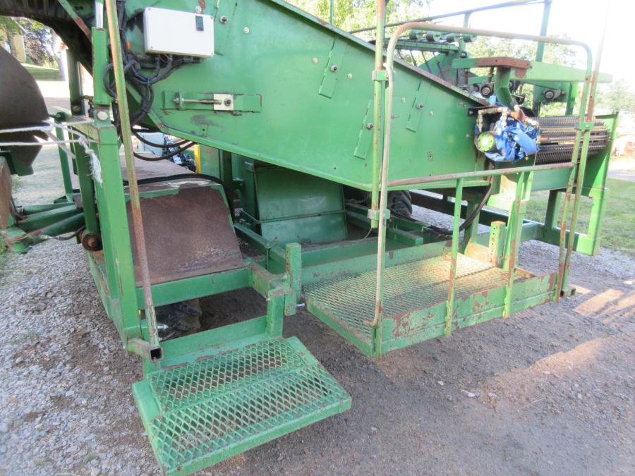 5863 Juko 1 row trailed potato harvester