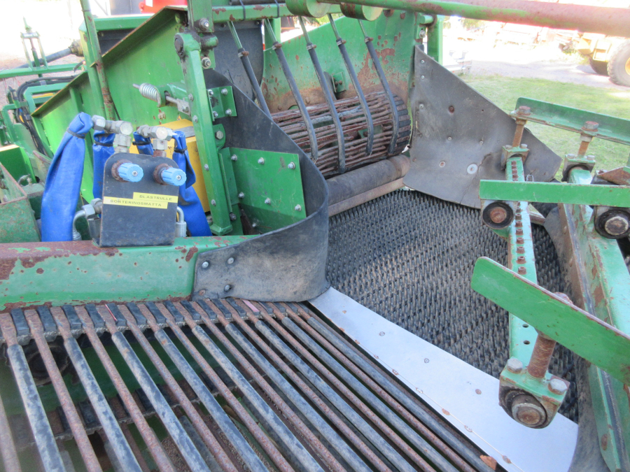 5863 Juko 1 row trailed potato harvester