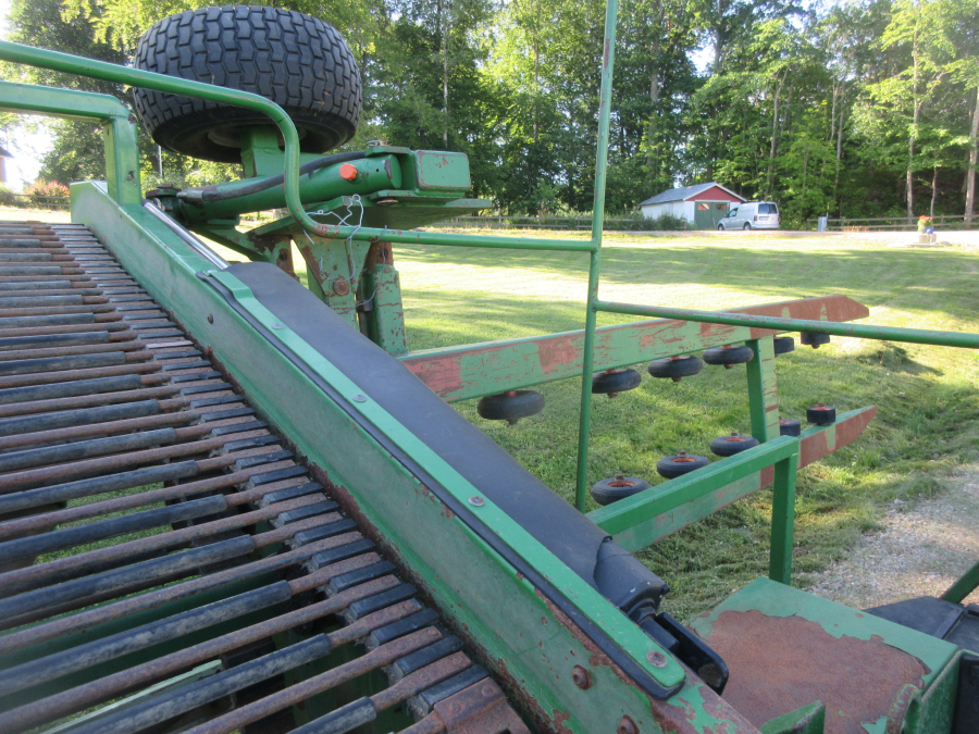5863 Juko 1 row trailed potato harvester