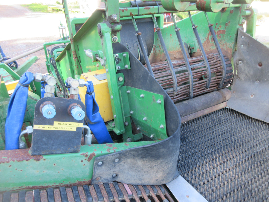 5863 Juko 1 row trailed potato harvester