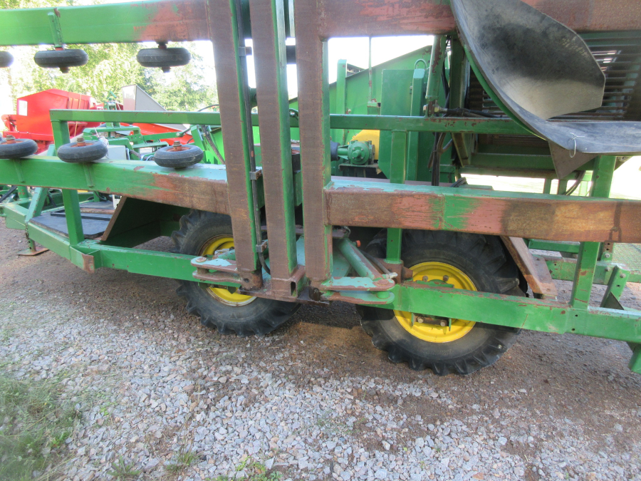 5863 Juko 1 row trailed potato harvester