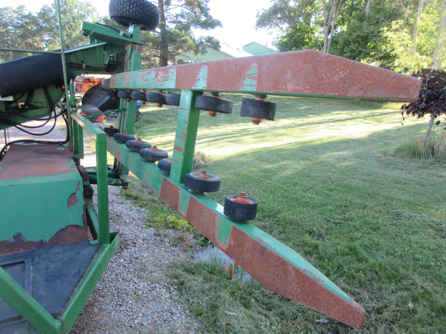 5863 Juko 1 row trailed potato harvester
