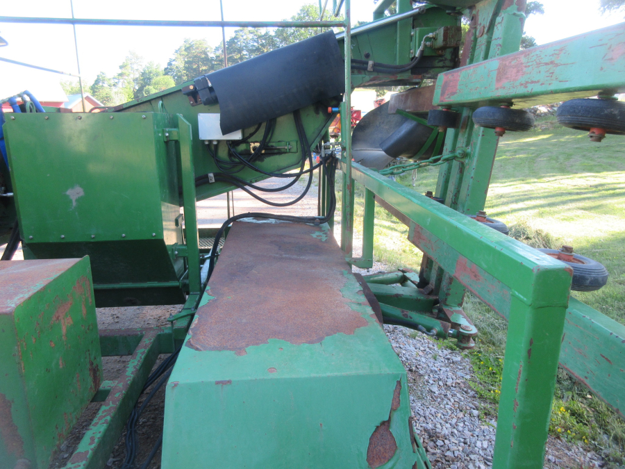 5863 Juko 1 row trailed potato harvester