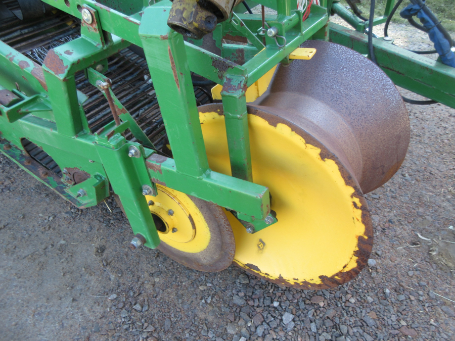 5863 Juko 1 row trailed potato harvester