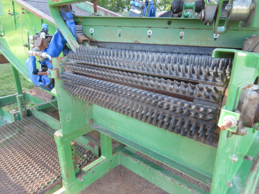 5863 Juko 1 row trailed potato harvester