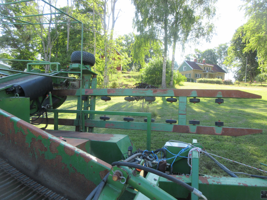 5863 Juko 1 row trailed potato harvester