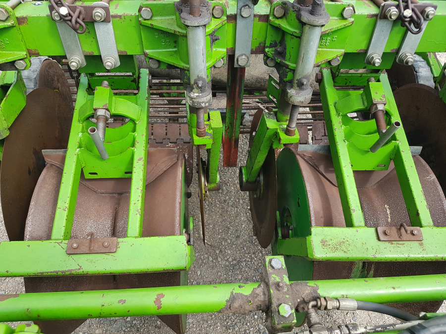 5867 Standen Statesman potato harvester