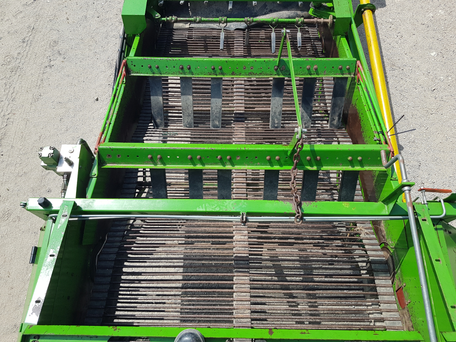 5867 Standen Statesman potato harvester