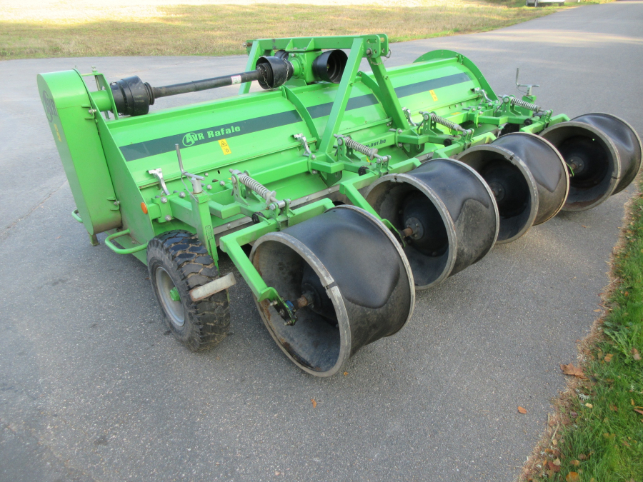 5877 AVR Rafale haulm topper with low press tires