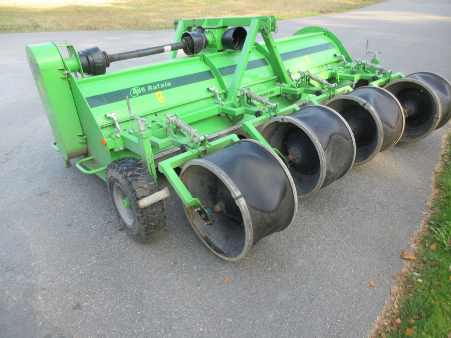 5877 AVR Rafale haulm topper with low press tires