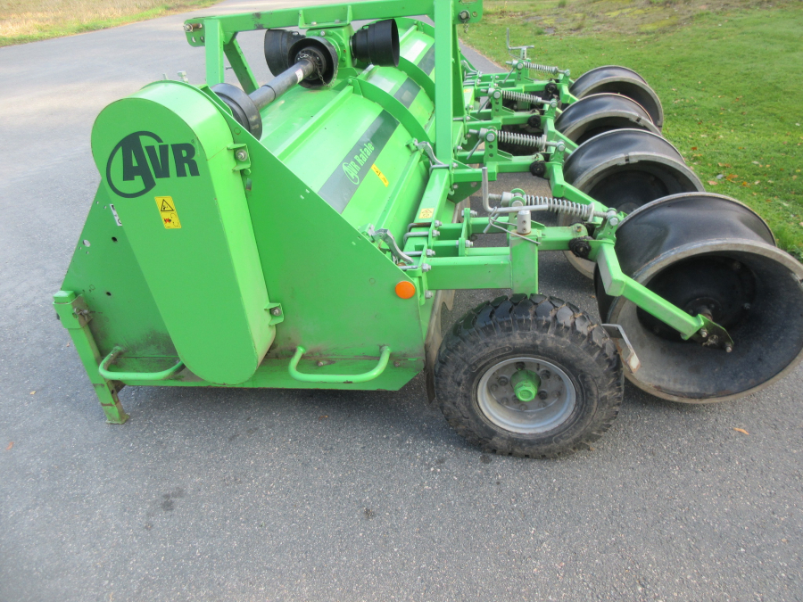5877 AVR Rafale haulm topper with low press tires