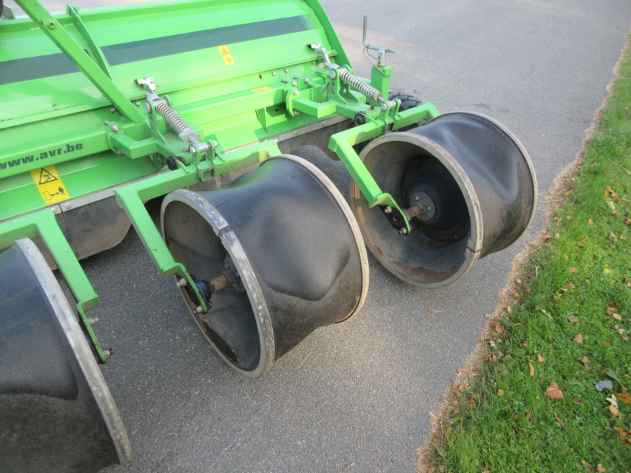 5877 AVR Rafale haulm topper with low press tires