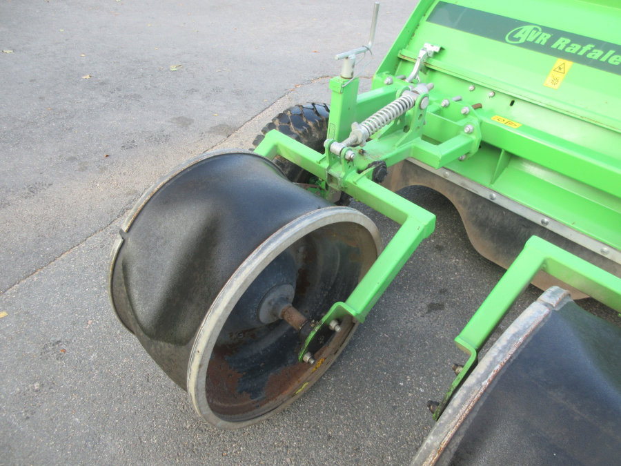 5877 AVR Rafale haulm topper with low press tires