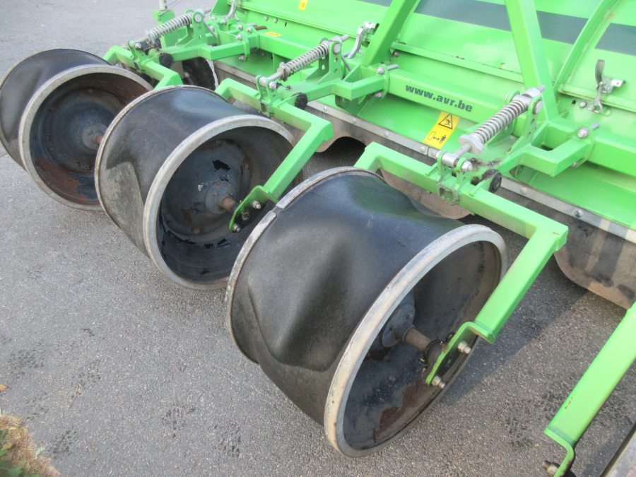 5877 AVR Rafale haulm topper with low press tires