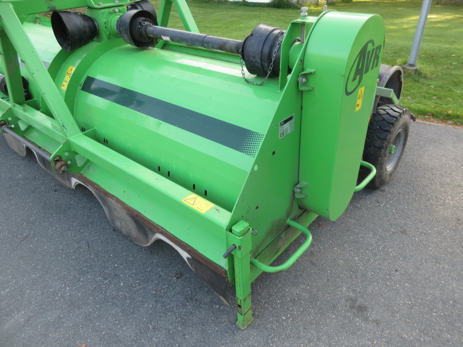 5877 AVR Rafale haulm topper with low press tires