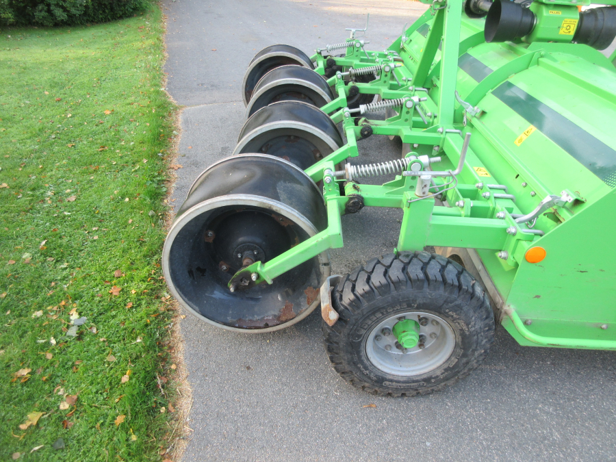 5877 AVR Rafale haulm topper with low press tires