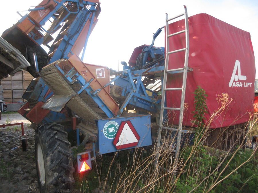 5889 Asa-Lift carrot harvester 2 row with elevator