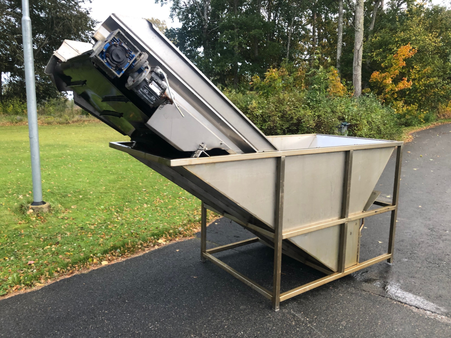 5892 Ekko feeding bunker wet dosing hopper