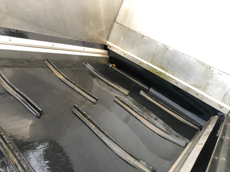 5892 Ekko feeding bunker wet dosing hopper