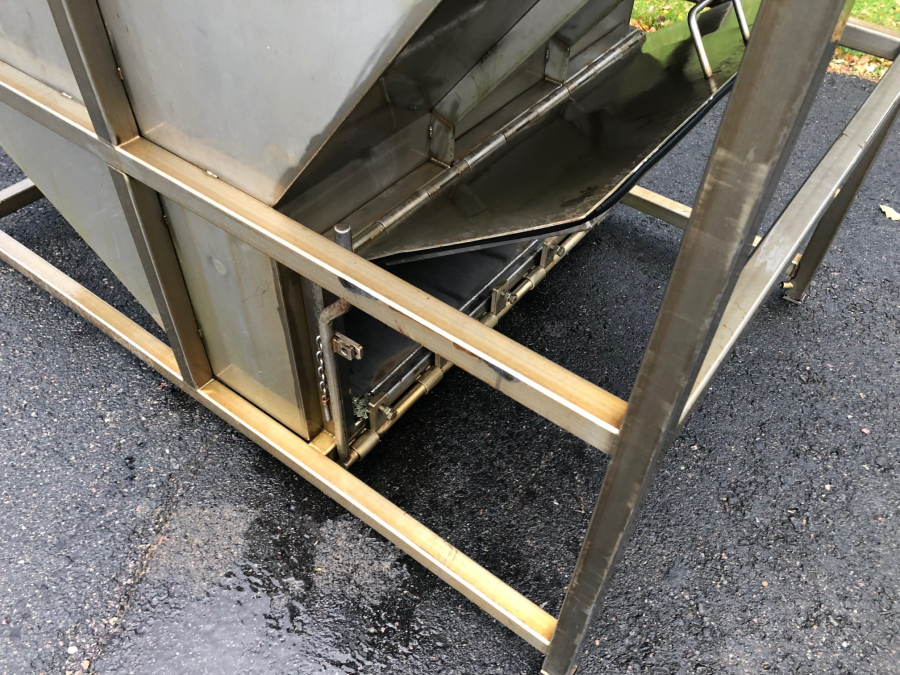 5892 Ekko feeding bunker wet dosing hopper