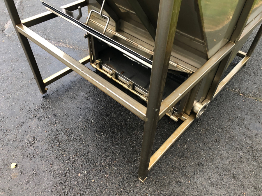 5892 Ekko feeding bunker wet dosing hopper