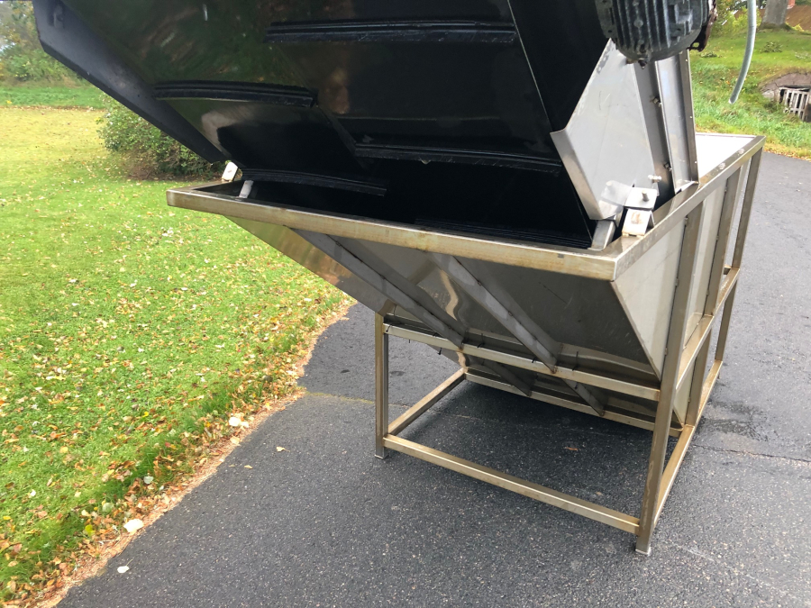 5892 Ekko feeding bunker wet dosing hopper
