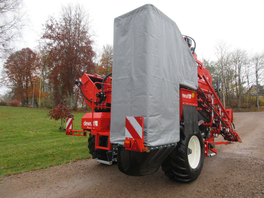 5896 Dewulf GBC carrot harvester with bunker