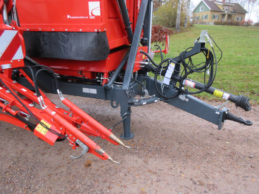 5896 Dewulf GBC carrot harvester with bunker